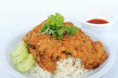 Geleneksel Tay, Tay Jasmine pirinç izole beyaz arka plan üzerinde üzerinde omlet