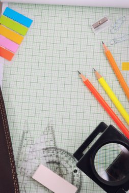 Ofis tablo büro Ofis Kırtasiye ya da matematik malzemeleri seti ile.