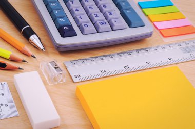 Ofis tablo büro Ofis Kırtasiye ya da matematik malzemeleri seti ile.