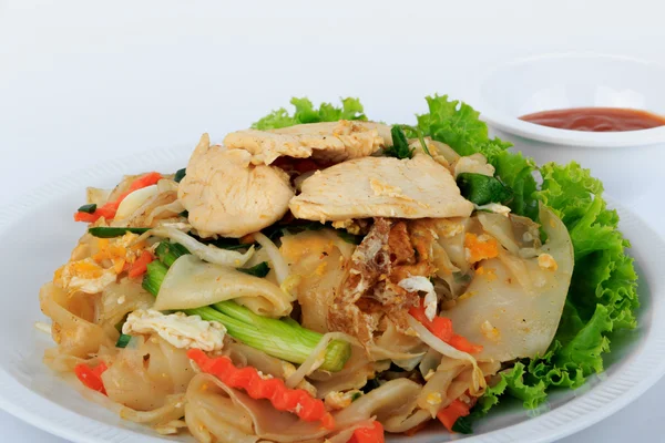 Fideos de arroz fritos con pollo, comida tailandesa de la calle . —  Fotos de Stock