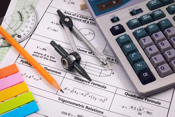 Matemáticas, ecuaciones de cerca. La tarea. Resolver problemas matemáticos . — Foto de Stock