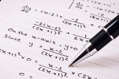 Matematik denklemler yakın çekim. Ev ödevi. Matematik Problem çözme.