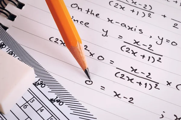 Matematik, ekvationer närbild. Läxor. Lösa matematiska Problem. — Stockfoto