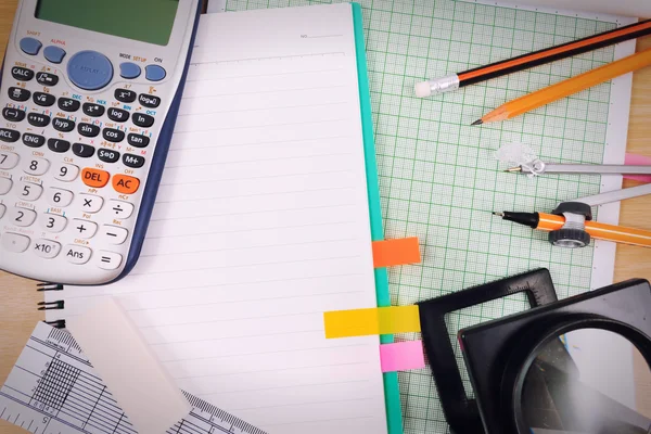 Bürotisch-Schreibtisch mit Schreibwaren oder Mathematik. — Stockfoto