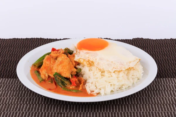 Stekt fläskkött curry, rör stekt fläsk och Röd currypasta med solsidan upp ägg. — Stockfoto