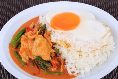 Kızarmış domuz eti köri, heyecan kızarmış domuz eti ve yumurta kadar güneşli tarafı ile kırmızı köri hamur.