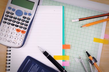 Ofis tablo büro Ofis Kırtasiye ya da matematik malzemeleri seti ile.