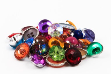 Dekoratif renkli vintage dikiş düğme veya karalama defteri düğmeleri beyaz arka plan üzerinde.