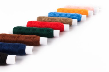 Renkli dikiş bobin iplik üzerinde beyaz izole.