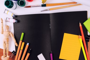 Ofis tablo Masası beyaz bir arka plan üzerinde yaratıcı sanat çalışmak için araçlar kümesi ile.