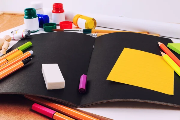 Escritorio de mesa de oficina con un conjunto de herramientas para obras de arte creativo sobre un fondo blanco . — Foto de Stock