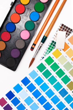 Fırçalar, suluboya sınıf paketi, silgi ve soyut renkli palet Kılavuzu tablo. Dikey görünümünde.