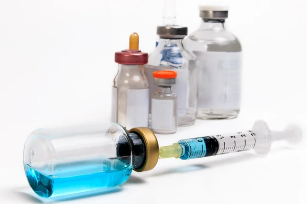 Vacuna en vial con jeringa sobre fondo blanco. De cerca. . — Foto de Stock