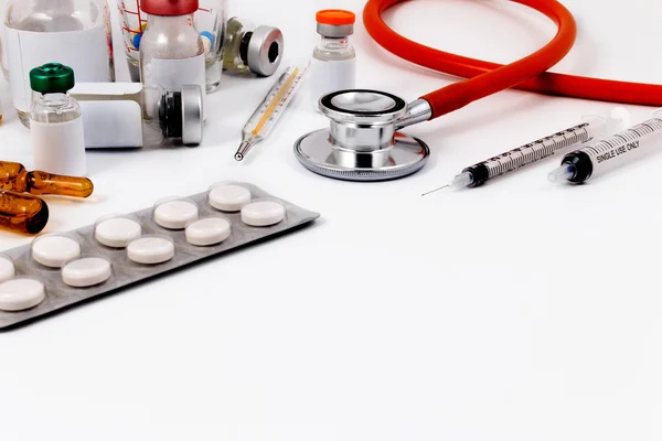 Orvosi ampullák, üveg, tabletták és fecskendők, elszigetelt fehér. — Stock Fotó