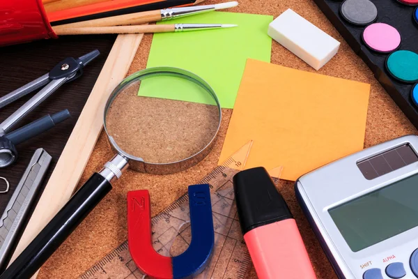 Escritorio de mesa de oficina con conjunto de herramientas para obras de arte creativo . — Foto de Stock