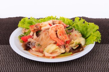 Baharatlı deniz ürünleri salatası. Tay deniz ürünleri salatası ve baharatlar.