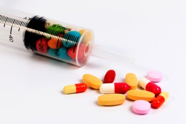 Bir şırınga ve şeker şişe beyaz arka plan üzerinde izole et. Diyabet karşı korumak.