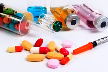 Bir şırınga ve şeker şişe beyaz arka plan üzerinde izole et. Diyabet karşı korumak.