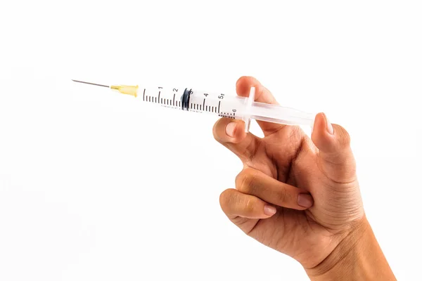 Jeringa en una mano de un hombre aislado en blanco. Prepararse para la inyección . — Foto de Stock