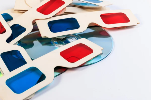 Occhiali di carta 3D isolati su sfondo bianco . — Foto Stock