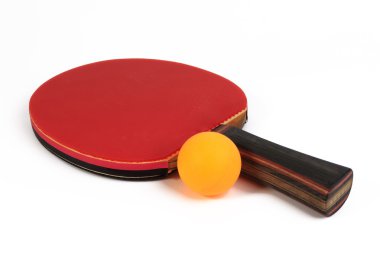 Raket ve top Masa Tenisi beyaz arka plan üzerinde izole oynamak için kullanılan.