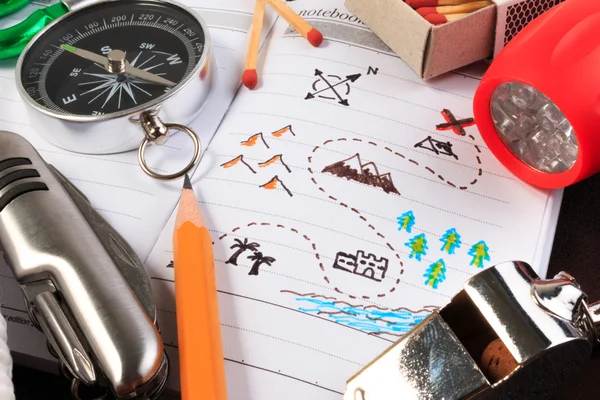 Un conjunto de varios equipos de camping. Boy scout con camping conjunto de objetos turísticos . —  Fotos de Stock