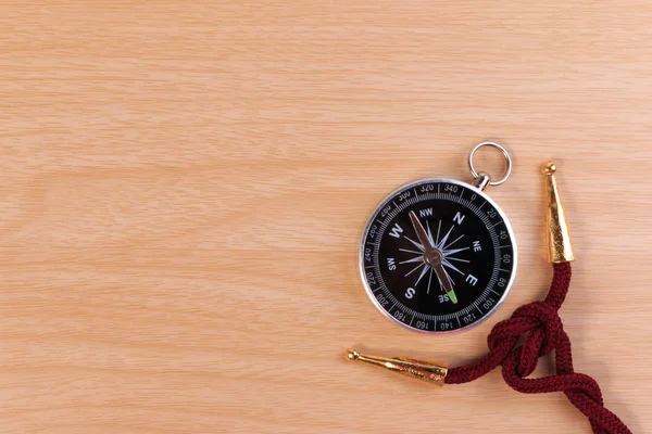 Boy scouts knot, the square knot and classic compass on wooden table. — Stock Photo, Image