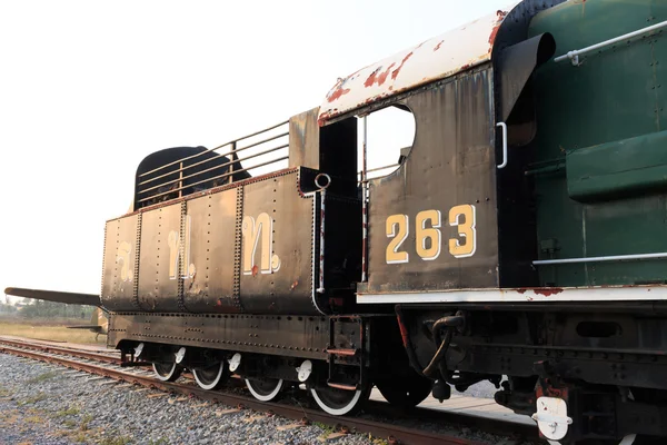 De close-up van een detail van een stoomlocomotief vrijgeven stoom. Vintage trein populair in het deel. — Stockfoto