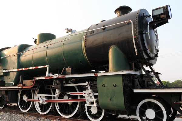 De close-up van een detail van een stoomlocomotief vrijgeven stoom. Vintage trein populair in het deel. — Stockfoto