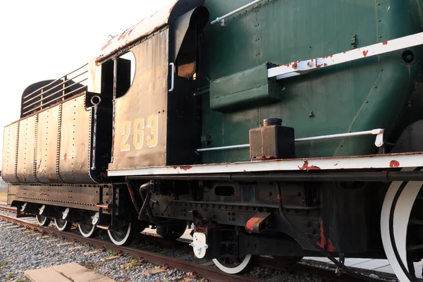 De close-up van een detail van een stoomlocomotief vrijgeven stoom. Vintage trein populair in het deel. — Stockfoto