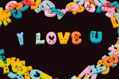 Plastik renkli harflerle yazı tahtası üzerinde yazılı ifade seviyorum.