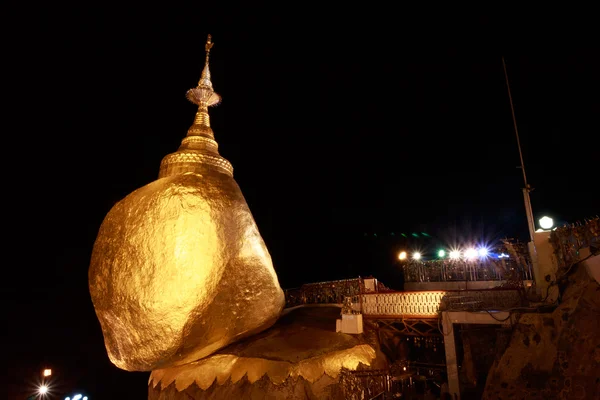 Kyaikhtiyo ou Kyaiktiyo Pagoda ao entardecer em Mianmar . — Fotografia de Stock