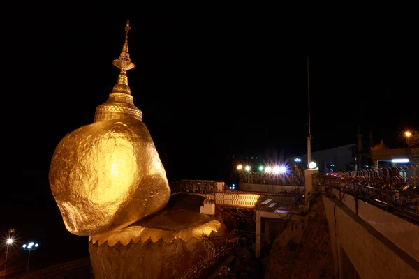 Bland eller Kyaiktiyo Pagoda i skymningen i Myanmar. — Stockfoto