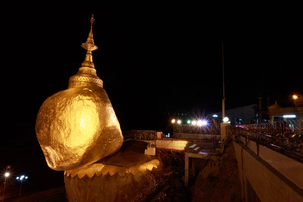 Kyaikhtiyo ou Kyaiktiyo Pagoda ao entardecer em Mianmar . — Fotografia de Stock