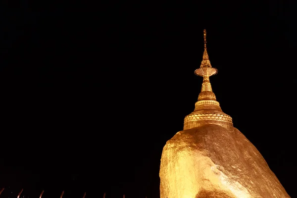 Kyaikhtiyo ou Kyaiktiyo Pagoda ao entardecer em Mianmar . — Fotografia de Stock