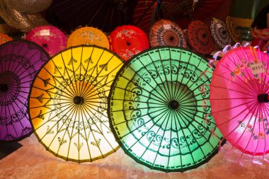 Geleneksel el sanatları şemsiyeleri Bagan, Myanmar gece pazarında satılmaktadır