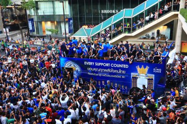 Bangkok, Tayland - 19 Mayıs 2016: Leicester City ulaşması Bangkok'ta kahramanlar hoş geldiniz Sukhumvit Road üzerinde 19 Mayıs 2016 yılında. Leicester City's Premier Ligi başlık kutlamalar sokağa Bangkok, Tayland.