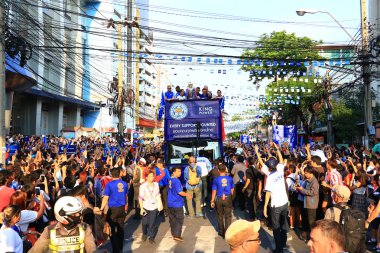 Bangkok, Tayland - 19 Mayıs 2016: Leicester City ulaşması Bangkok'ta kahramanlar hoş geldiniz Sukhumvit Road üzerinde 19 Mayıs 2016 yılında. Leicester City's Premier Ligi başlık kutlamalar sokağa Bangkok, Tayland.