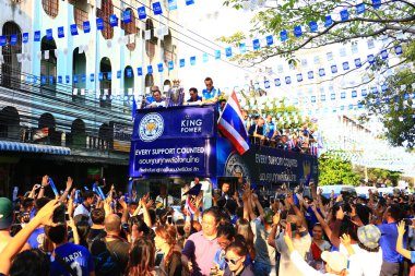 Bangkok, Tayland - 19 Mayıs 2016: Leicester City ulaşması Bangkok'ta kahramanlar hoş geldiniz Sukhumvit Road üzerinde 19 Mayıs 2016 yılında. Leicester City's Premier Ligi başlık kutlamalar sokağa Bangkok, Tayland.