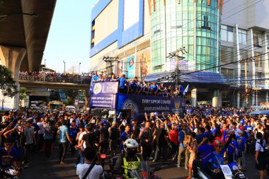 Bangkok, Tayland - 19 Mayıs 2016: Leicester City ulaşması Bangkok'ta kahramanlar hoş geldiniz Sukhumvit Road üzerinde 19 Mayıs 2016 yılında. Leicester City's Premier Ligi başlık kutlamalar sokağa Bangkok, Tayland.