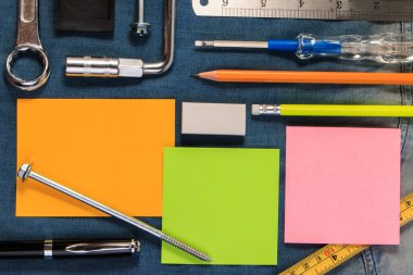 Boş not kağıdı metin için denim işçilerle anahtarı araçları.