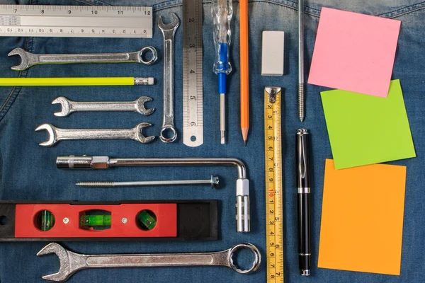 Moersleutel tools op een denim werknemers met lege Opmerking papier voor tekst. Bovenaanzicht. — Stockfoto