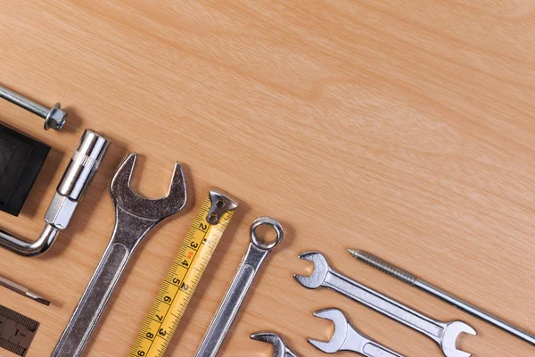 Ingenieur tools, moersleutel tools op houten tafel. — Stockfoto