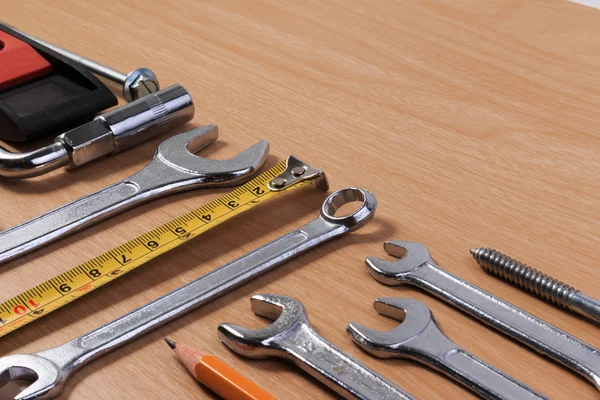 Mérnök eszközök, csavarkulcs eszközök fa asztal. — Stock Fotó