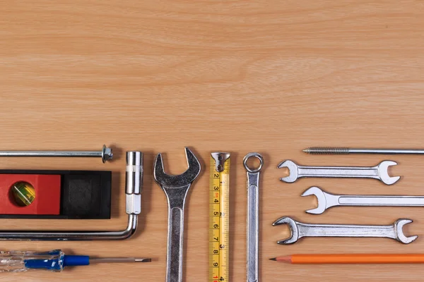 Ingenieur tools, moersleutel tools op houten tafel. — Stockfoto