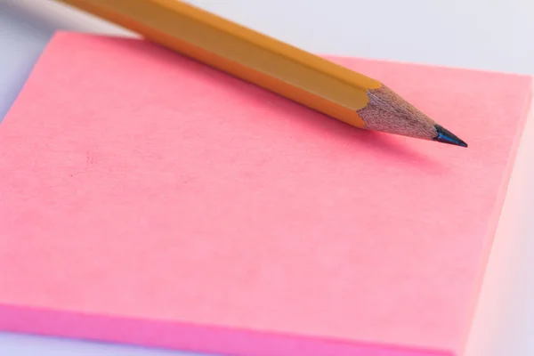 Lápiz simple y nota de papel. Primer plano de papel rosa nota de boceto con lápiz de madera . — Foto de Stock