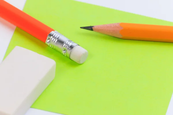 Lápiz simple y nota de papel. Primeros planos de papel rosa y verde con lápiz de madera . — Foto de Stock