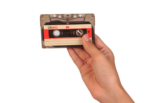 Kassettband. Hand hållande kassettband isolerat på vit bakgrund. — Stockfoto