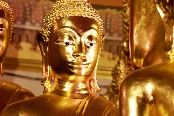 Boeddhabeelden, gezicht van goud Boeddha, close-up gezicht van goud Boeddha, Thailand, Asia. — Stockfoto