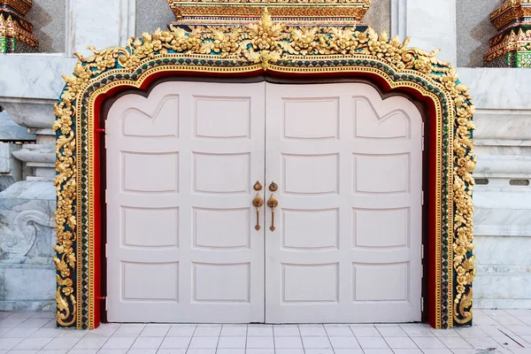 Beautiful Thai temple gate. Thai temple door sculpture. Arch door of buddhism temple. — Stock Photo, Image